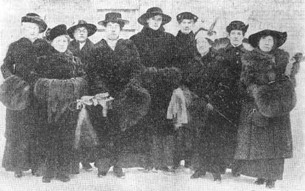 La Political Equality League of Manitoba aprs l'adoption du projet de loi sur le vote des femmes en janvier 1916